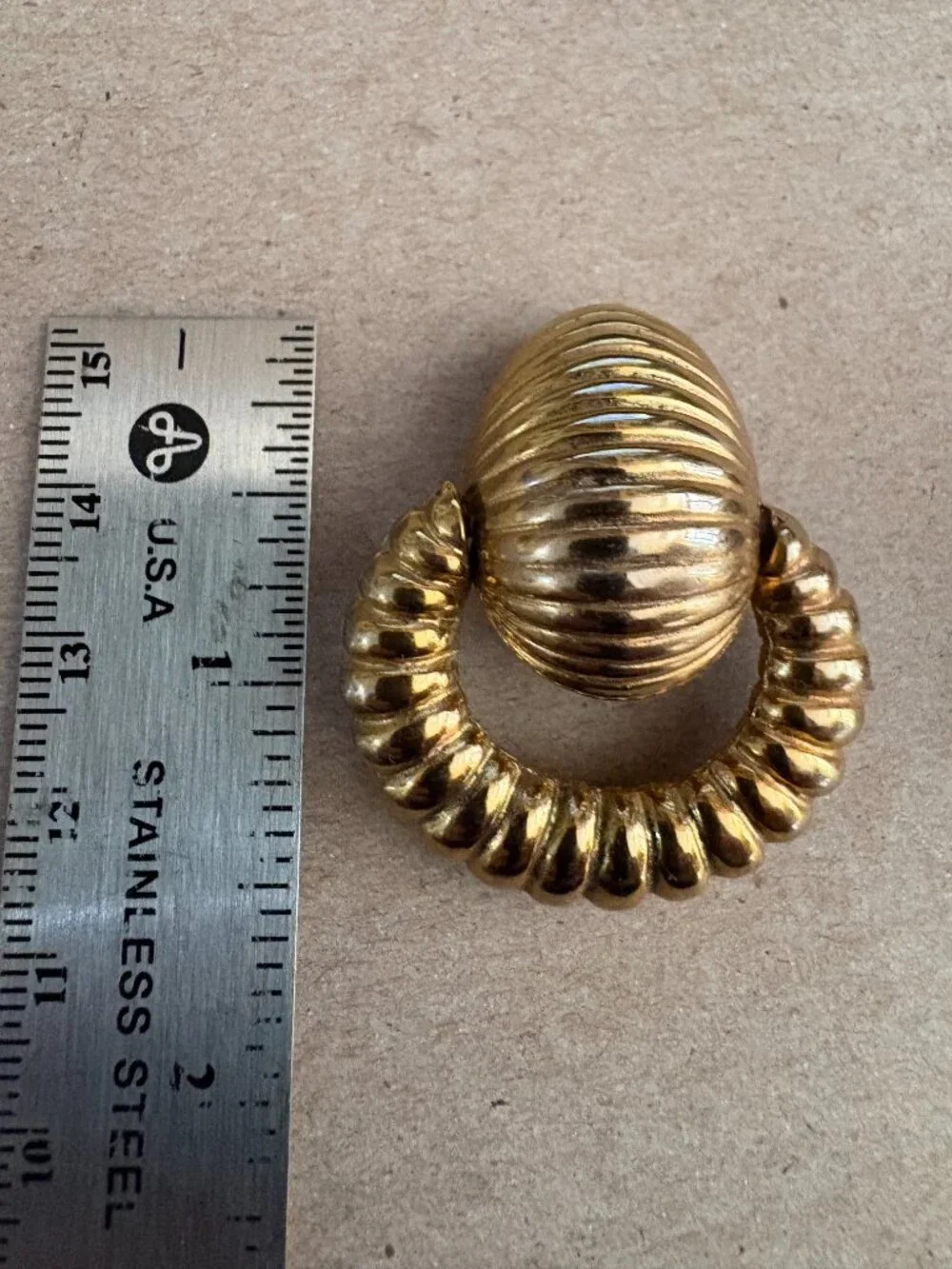 80s vintage signed Kenneth Lane Hanging Ribbed Doorknocker gold earrings - Picture 6 of 8